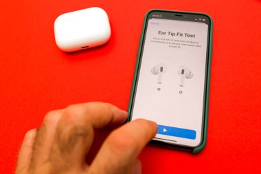 Yeni Apple Bilgisayar Airpod 'ları Pro kulaklıklar