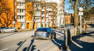 siyah Tesla Model X elektrikli araba hızlı gidiyor.