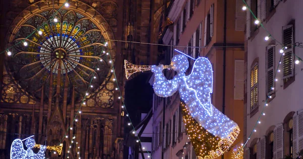 Prachtig versierde kerstmarkt scene met Notre-Dame — Stockfoto