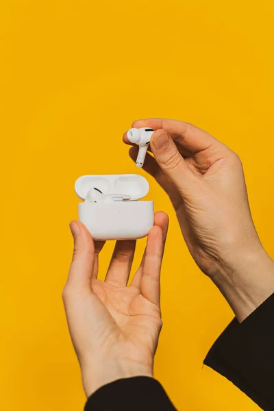 Vrouw nieuwe Apple Computers Airpods Pro hoofdtelefoon — Stockfoto