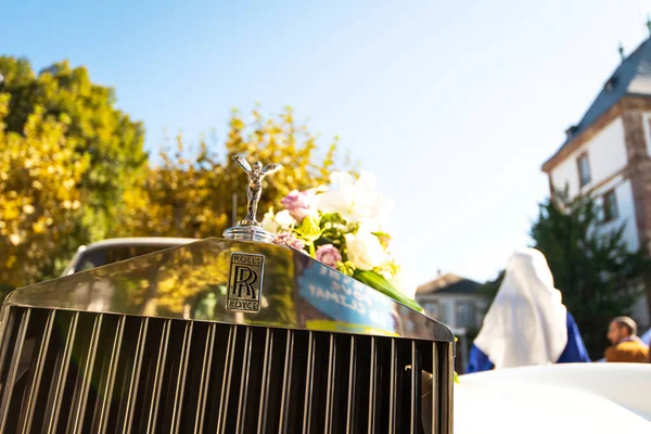 Rolls-Royce Britisk luksus bil med Spirit of Ecstasy motorhjelm - Stock-foto