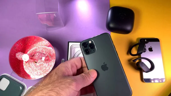 Man unboxing latgest Apple Υπολογιστές iPhone 11 Pro — Φωτογραφία Αρχείου