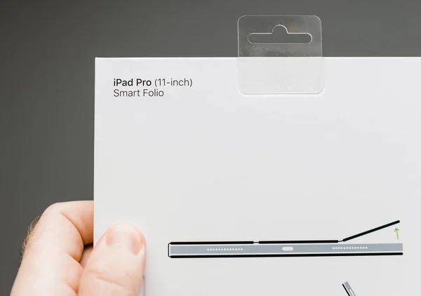 Mano tenuta prima di unboxing nuovo iPad Pro — Foto Stock