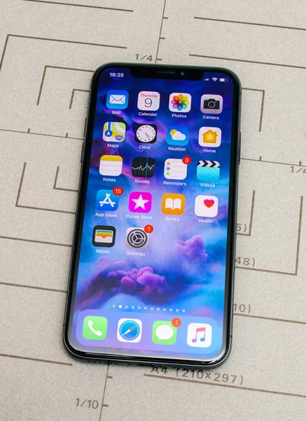 Latest Apple Computers iphone 11 Pro featuring all applications — стокове фото