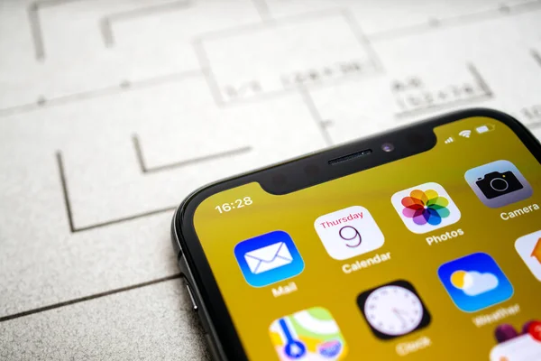 Rincian Komputer Apple terbaru iPhone 11 Pro menampilkan beberapa aplikasi — Stok Foto