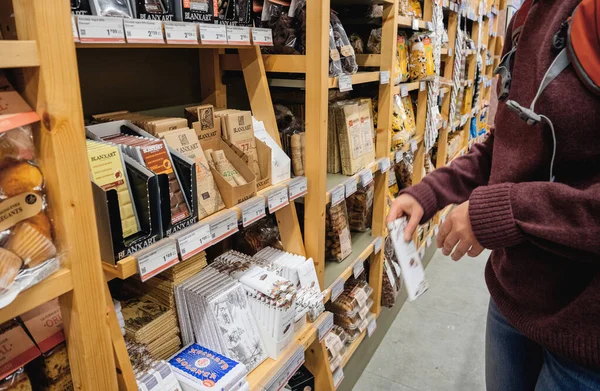 Mujer eligiendo chocolate tradicional catalán orgánico — Foto de Stock