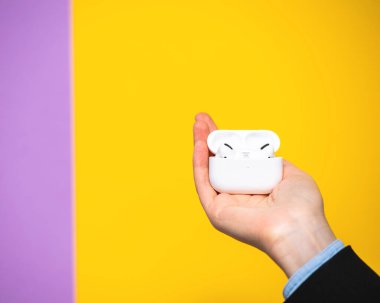 Yeni kadın Apple Bilgisayarları Airpod 'lar Pro kulaklıklar