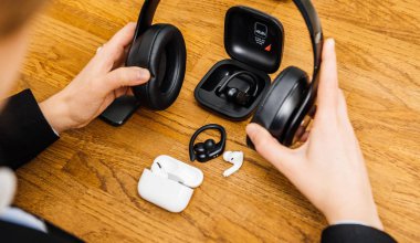 En son Apple Bilgisayar Airpods Pro kulaklıklarını test eden kadın