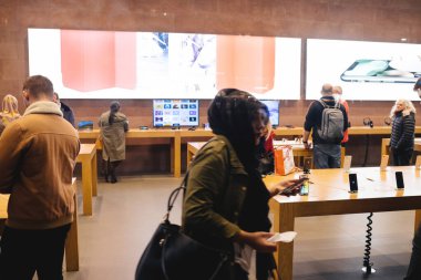 Apple Store 'daki insanlar en son iPhone akıllı telefonuna hayran.