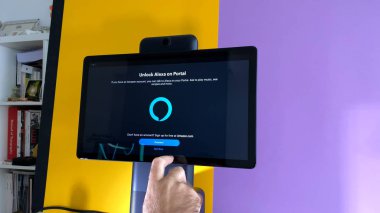 Facebook adamının aygıtı çalıştırdığı akıllı portal görüntüsü