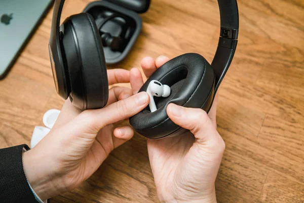 Woman hands unboxing new Apple Computers AirPods Pro — Stock Photo, Image