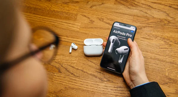 महिला चाचणी नवीन ऍपल संगणक AirPods प्रो हेडफोन्स — स्टॉक फोटो, इमेज