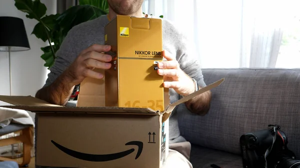 Amazon karton odbalení s objektivem Nikon 16-35 Vr — Stock fotografie