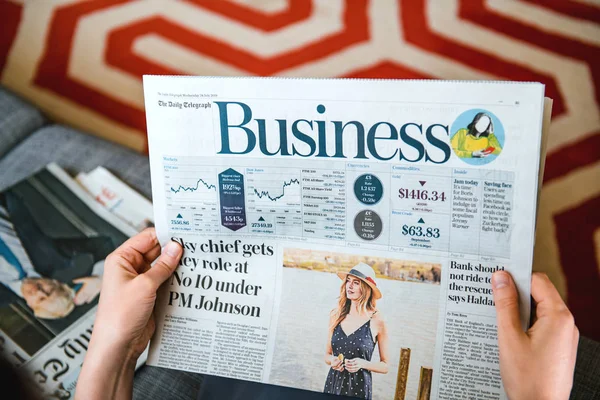 Mujer leyendo británico The Daily Telegraph Suplemento de negocios — Foto de Stock