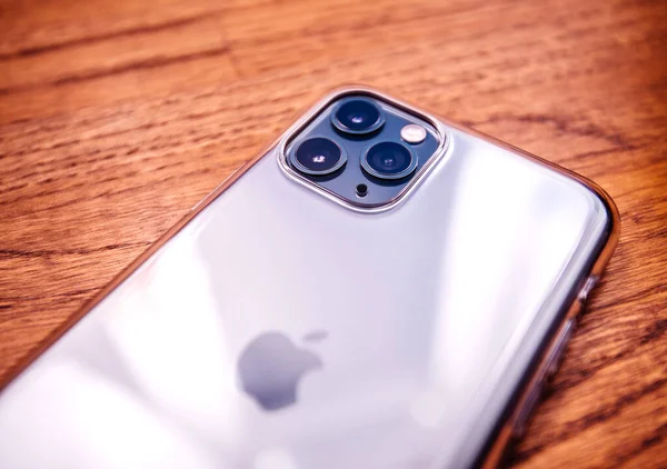 En son Apple Bilgisayarları üçlü lens iPhone 11 Pro — Stok fotoğraf