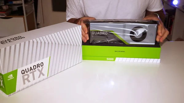 Homem unboxing desembalagem novo Nvidia Quadro RTX 5000 — Fotografia de Stock
