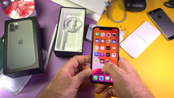 Man unboxing najpóźniejsze Apple Computers iPhone 11 Pro smartphone — Zdjęcie stockowe