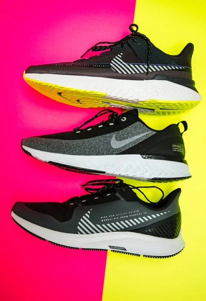 Trzy nowe buty Nike Running z ochroną tarcz — Zdjęcie stockowe