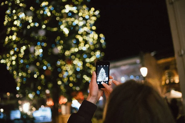 Neem een foto van de verlichte en versierde kerstmarkt dennenboom — Stockfoto