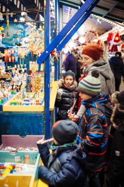 Noel Marşı. Çocuklar oyuncaklara hayran.