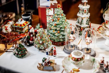 Noel temalı çok katlı porselen nesneler