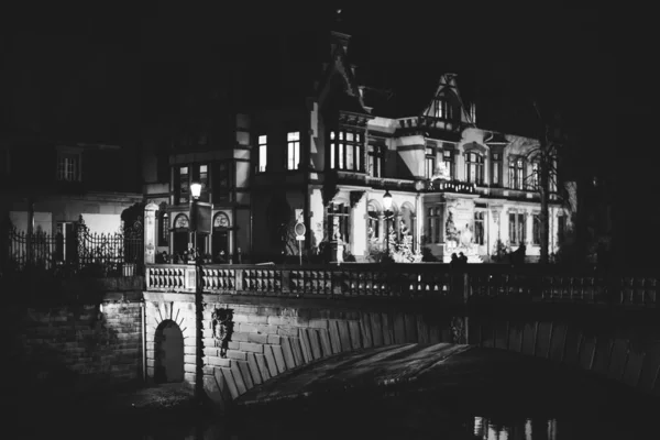 Fransa Radyosu ile birlikte Strasbourg 'un merkezindeki Pont de la Poste — Stok fotoğraf