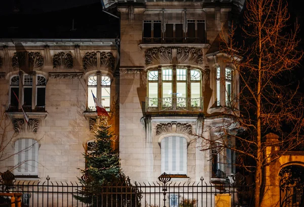 Scena notturna con Ambasciata di Francia con albero di Natale e decorazioni illuminate — Foto Stock