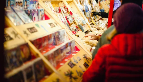 Oldalnézet az emberek vásárol a piacon standokon a hagyományos ajándékok és — Stock Fotó