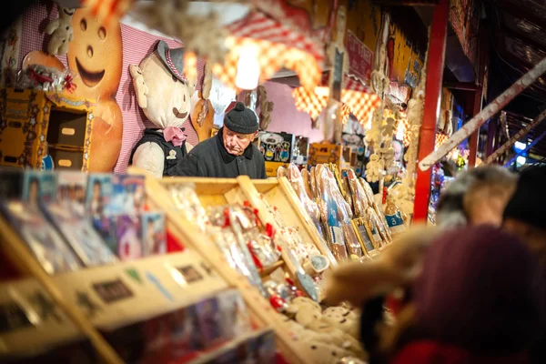 Senior verkoper op de jaarlijkse kerstmarkt met traditionele zoetigheden — Stockfoto