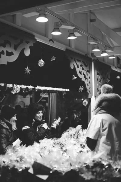 Clientes pessoas que fazem compras no mercado stall chalés para doces tradicionais — Fotografia de Stock