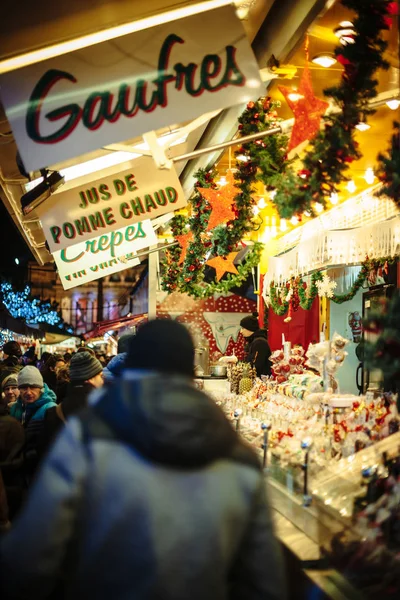 Vista traseira do tradicional mercado de Natal francês Marche de Noel — Fotografia de Stock