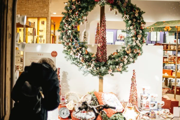 Vue arrière de la femme admirant la façade vitrine du magasin Villeroy et Boch — Photo