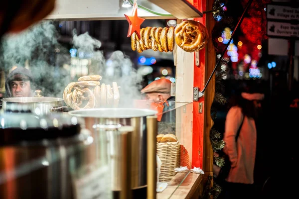 Meerdere zoetigheden alsatian bretzels en glühwein roestvrij stalen ketel — Stockfoto