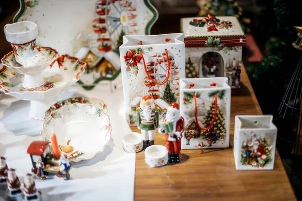 Mehrere Porzellanobjekte mit weihnachtlichem Thema während des Marche de noel — Stockfoto