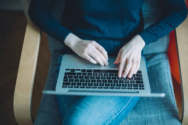 Overhead view van vrouwelijke hand werken codering op laptop — Stockfoto