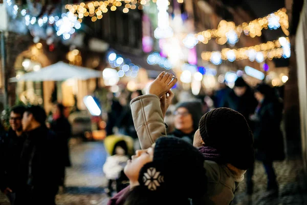 Franska gatan stora grupp människor kvinna ta foto på smartphone — Stockfoto