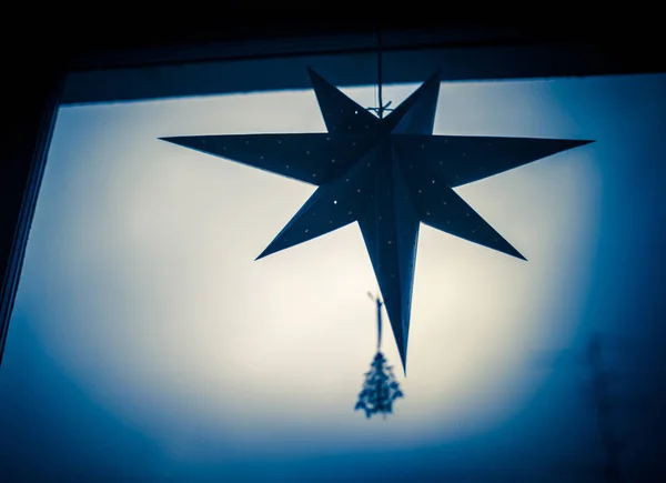 Étoile de Noël nordique et petit jouet arbre de Noël — Photo
