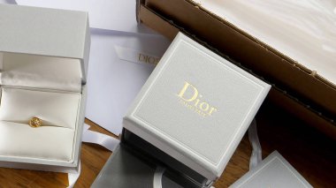 Kutuların açılması Dior 'un mücevherleri