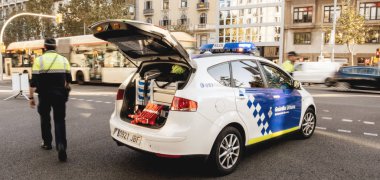 Guardia Urbana 'dan İspanyol polis ofisi trafiği izliyor.