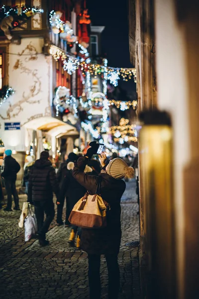 Drukke Rue du Maroquin versierd voor Kerstmis jaarlijkse Markt Marche de Noel met vrouw die foto 's neemt op de smartphone — Stockfoto