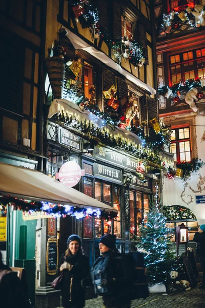 Au Vieux Strasbourg Bierstub wijnstub traditioneel Elzassisch restaurant met voetgangers wandelen op de versierde voor kerstmarkt gebouwen gevel — Stockfoto