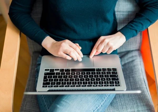 Yeni alüminyum dizüstü bilgisayarda çalışan kadın elinin genel görünümü — Stok fotoğraf