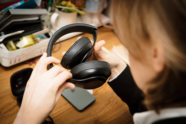 Новые AirPods Pro, Beats by Dr Dre, тестирование женщиной
