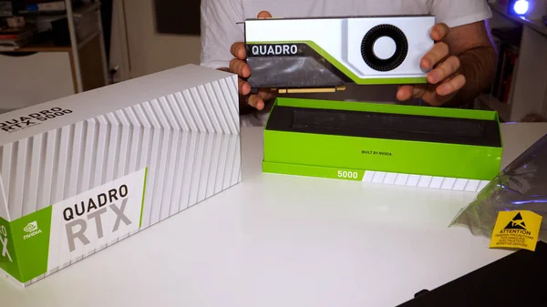 Uomo unboxing disimballaggio nuovo Nvidia Quadro RTX 5000 — Foto Stock