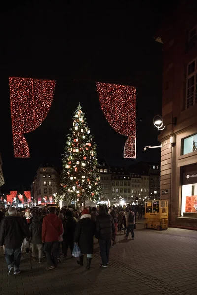 Einheimische und Touristen besichtigen den kleinen geschmückten Weihnachtsbaum — Stockfoto