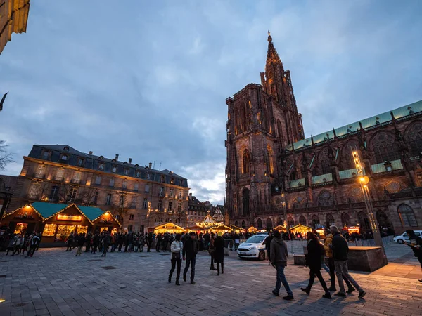 Notre-dame de Strasbourg Kathedrale mit Fußgängern — Stockfoto