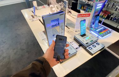 Smasung Galaxy S10 'un en son el ele tutuşan adamı Kara Cuma' dan önce Fnac Fransız elektronik mağazasında akıllı telefon.