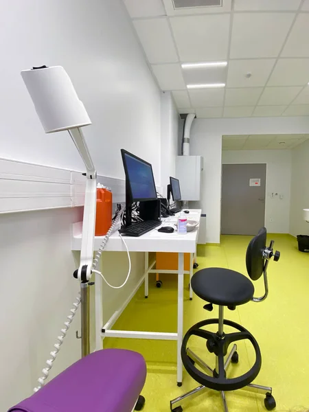 Nagy belső nézet modern kórházi létesítmény szoba két számítógéppel és tiszta sárga padló — Stock Fotó