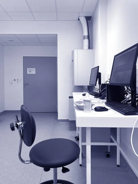 Hospital facility room with computers and clean yellow floor — Stock Photo, Image