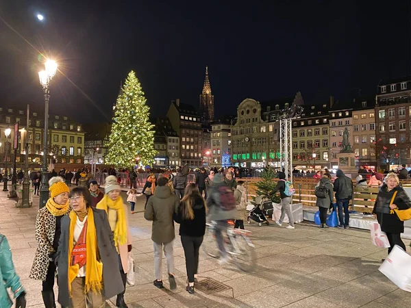 Large group of people in front of decorated for Christmas Place Kleber in central Strasbourg happy holiday atmosphere — Stock Photo, Image